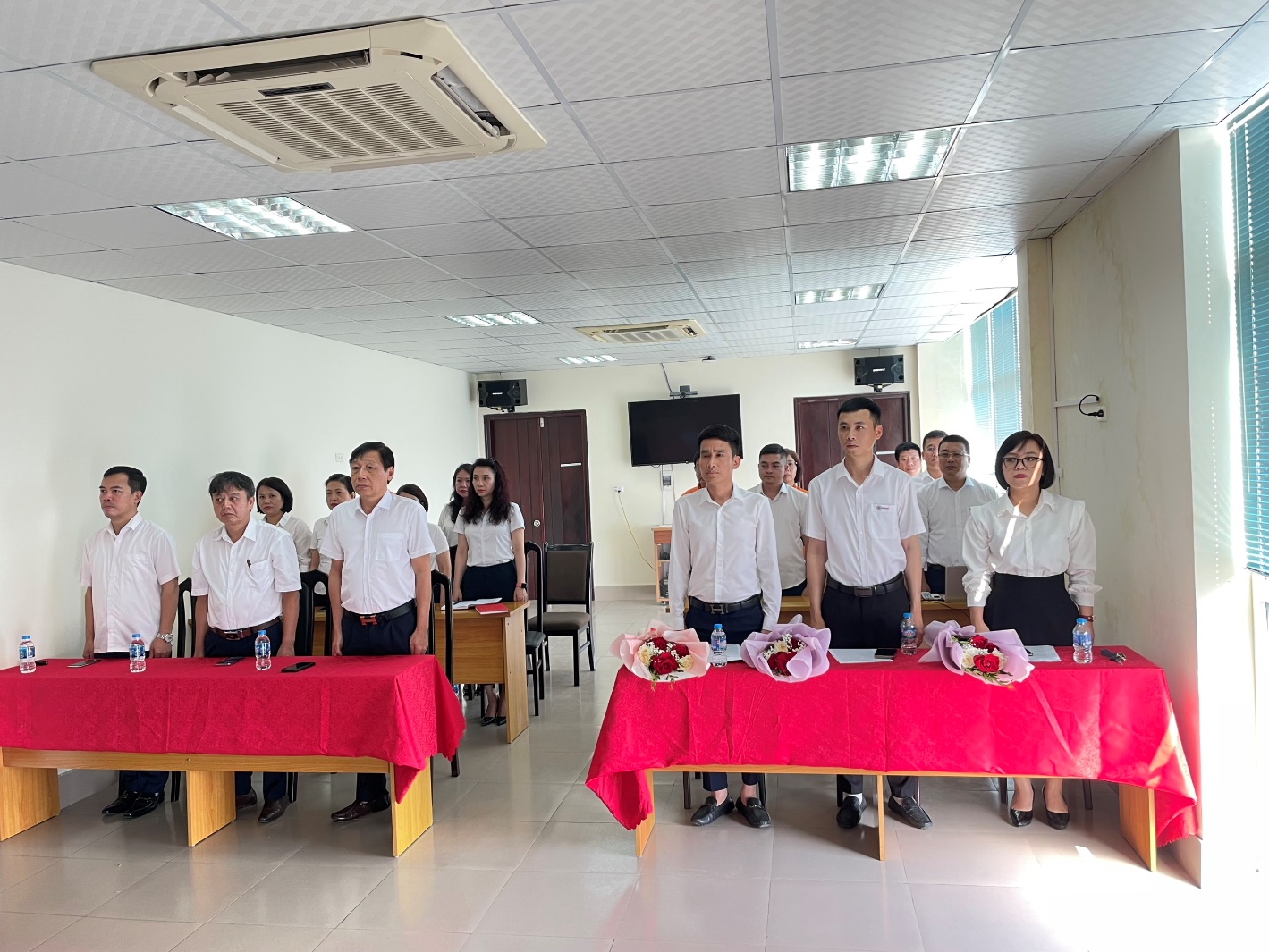  Xí nghiệp Dịch vụ Điện lực Quảng Ninh tổ chức lễ kết nạp Đảng viên mới trong năm 2024